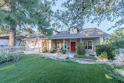 Image de Beau style Craftsman maison entièrement équipée avec le confort à l'esprit.