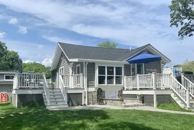 Image de Récemment rénové, charmant, Cottage w / Waterview-Fire Pit-Short Promenade à la plage privée