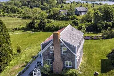 Image de Maison d'hôtes du domaine, vue magnifique sur l'eau et 2 plages privées!