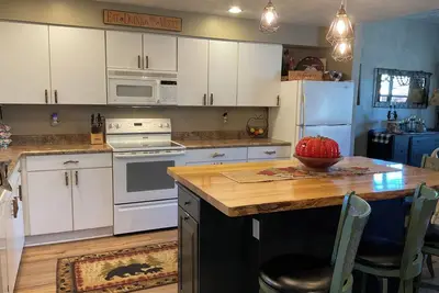 Image de Maison De Ville À 7 Ressorts À Woodridge, 8 Personnes Avec Baignoire Et Animaux De Bienvenue!