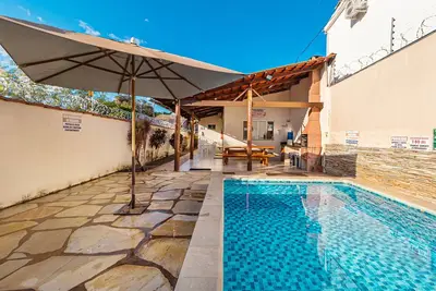 Image de 4 suites avec air \/ Tv et piscine chauffée. Idéal pour famille \/ Couples \/ Amis De La Classe