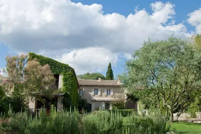 Image de Classique Provençale Family House, cadre spectaculaire, piscine, grand terrain