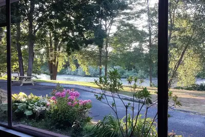 Image de Magnifiques vues de Rogue River depuis la maison, le patio et la pelouse