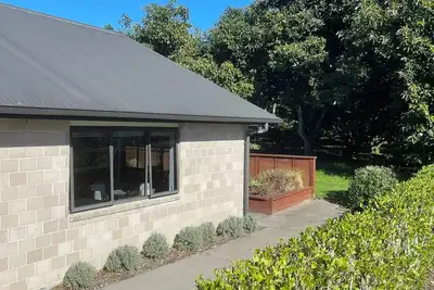 Image de Détente rurale dans un verger d’avocat idyllique