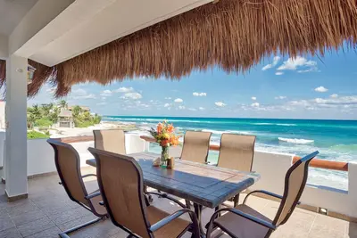 Image de 20% de réduction sur la semaine de Noël - Villa en bord de plage, piscine, jacuzzi et personnel complet!