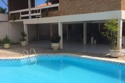 Image de 06 suites climatisées à 40 mètres de la plage principale avec piscine et salle de jeux