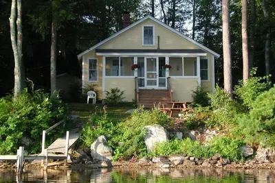 Image de Cottage de charme sur le lac Mirror, Tuftonboro, Nh, au bord du lac, 1 550/1 200 $.