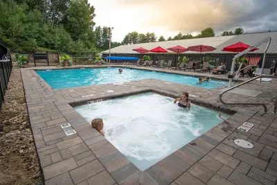 Image de Proche du village! Droit sur le mont Cranmore avec piscine et bain à remous près de vill