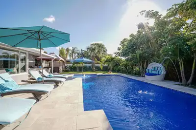 Oasis tropicale chauffée piscine au sel et bain à remous à Wilton Manor