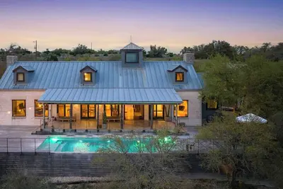 Image de Une évasion de maison de ranch située au sommet d'une colline à Dripping Springs Tx. 8-10 personnes