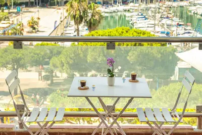 Image de Résidence familiale très ensoleillée avec vue sur la marina dans le sud de la France