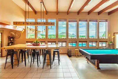 Image de Retraite urbaine spacieuse avec piscine chauffée, spa et vue sur la montagne