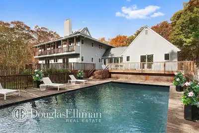 Image de Nouvelle maison post moderne entièrement rénovée, une escapade parfaite pour une famille