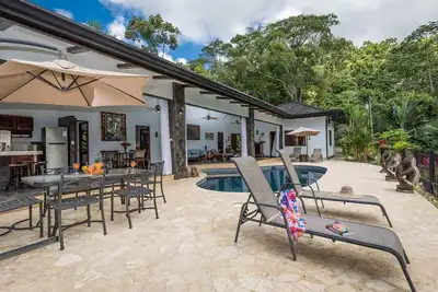 Image de Luxe 3/3 poche vue sur la mer dans la forêt tropicale d'Uvita avec piscine, à quelques minutes des plages