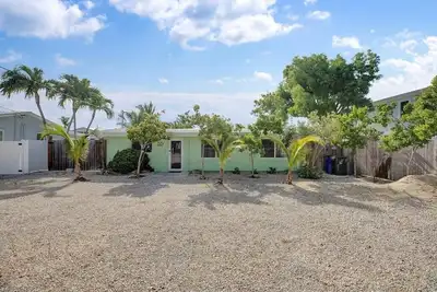 Image de Oasis au bord du canal de 2 chambres avec piscine et Tiki Hut - 128 Tequesta St.