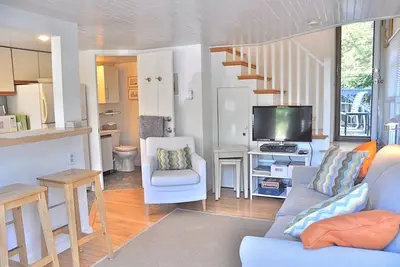 Image de Animal Familier RÉNOVÉ 1br / 1ba Cottage - Promenade De 3 Min À Ctr, Emplacements 2 Cours, Cour