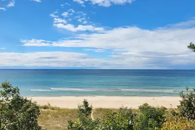 Image de Evadez-vous de tout cela Ă votre propre chalet du lac Michigan et de la plage!