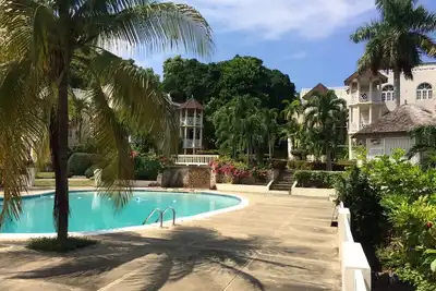 Image de Sky Castles Apt H 6 est un paradis tropical décoré avec goût