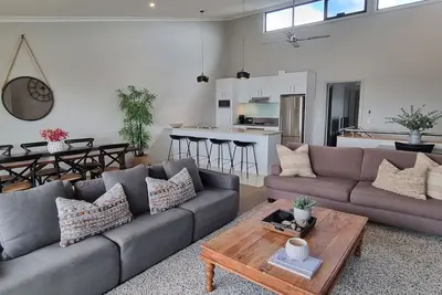 Image de Stockyards 2 - Moderne, Cheminée, Great Views