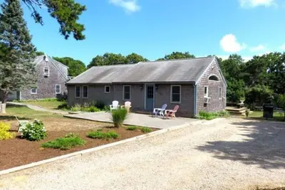 Image de Maison remplie de soleil et rénovée en quelques minutes à pied de la plage privée de la baie.