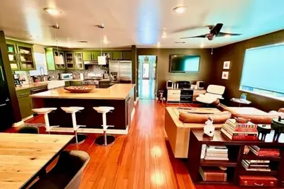 Image de Eastside Sanctuary - Près du train, centre-ville