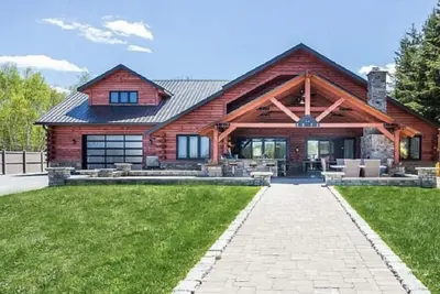 Image de Lake Front All Season Vacation Luxury Home