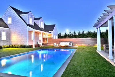 Image de Nouvelle maison avec piscine, terrain de pétanque et 2 salles de jeux au sous-sol près de Surfside Beach