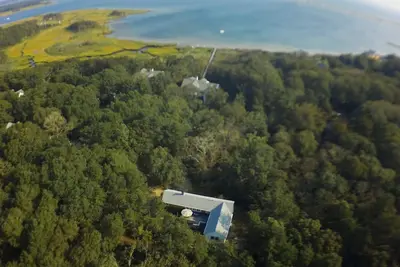 Image de A Cottage Vineyard Charme Just Off the Pond