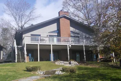 Image de Smith Mtn Lake 3 Br, 3 salles de bain Accueil Lakefront; privé avec emplacement