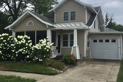 Image de Adorable Beach Bungalow - Très bien situé à la plage et au centre-ville!