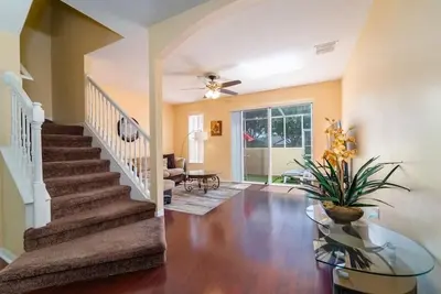 Image de Belle maison de ville à quelques minutes de Disney 3 lits 3 bains Wifi gratuit pour 8 personnes