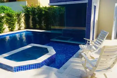 Image de Magnifique! 6 Suites! air condPISCINE! Churrasq! ! Hydro! Sauna, fitness, Wifi, chaînes de télévision!
