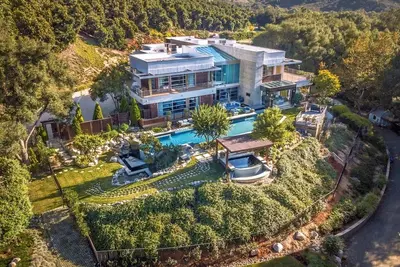 Image de Domaine moderne personnalisé privé, niché sur 15 acres avec 11 000 pieds carrés de luxe