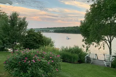 Image de Spectaculaire Waterfront Home sur la côte du Maine!