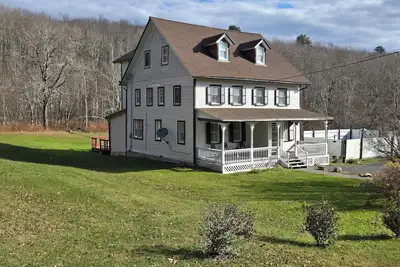 Image de Maison de campagne d'Abigail. Une minute pour le ski, la natation, la randonnée.