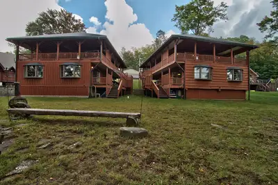 Image de Lake Wallenpaupack Lakefront 2 home package-Sleeps 20. Les réunions de famille sont les bienvenues!
