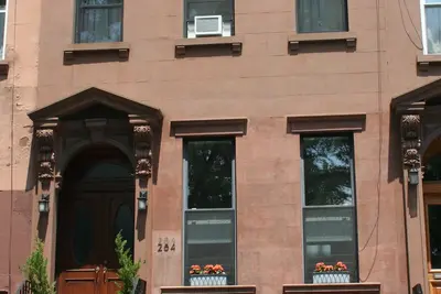 Image de Charmant, pratique et spacieux 2br Carroll Gardens Brownstone