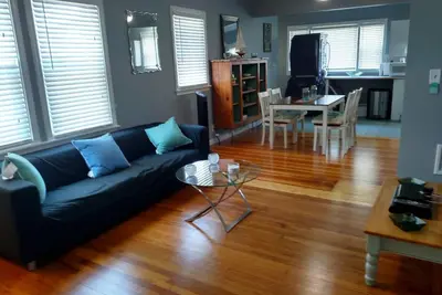 Image de Terminé Rénové Cape Cod Accueil, minutes à pied de trois plages et Hyannis Ctr