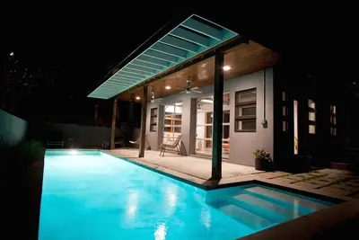 Image de Maison moderniste, piscine privée ouverte toute l'année, 2 pâtés de maisons de la plage
