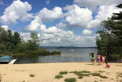 Image de Lakehouse avec salle de jeux, foyer, accès à la plage et à la piscine. 8 personnes. Animaux acceptés!