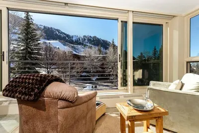 Image de Ski in / Out Ajax, vues imprenables sur les montagnes, 1, 5 pâtés de maisons de la télécabine