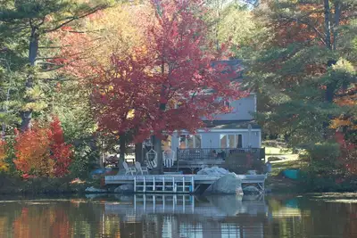 Image de Maison au bord de l'eau avec de magnifiques couchers de soleil sur un lac tranquille