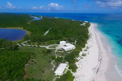 Image de Nouveau domaine en bord de mer isolé, 9 acres et 725 'de façade privée New Pool!