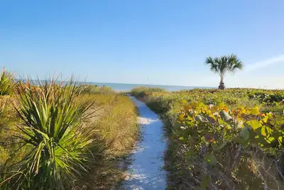 Image de Notre escapade élégante inspirée de Tommy Bahama - récemment rénovée