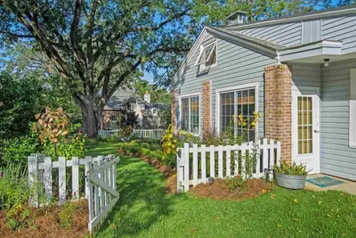 Image de Pine Hill Gardens dans un emplacement parfait dans le centre-ville
