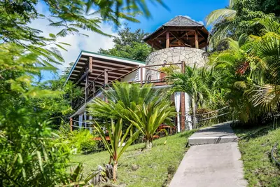 Image de La Tour du Moulin Ă Sucre - 2 Br Romantic Seaview Retreat