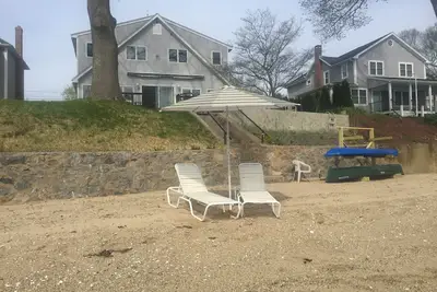 Image de Maison au bord de l'eau avec plage de sable privée sur la rivière Niantic.