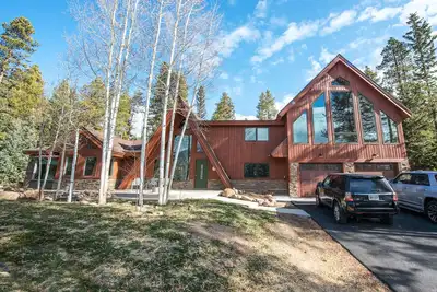 Image de Grande maison à 3 pâtés de maisons de la rue Main avec une vue imprenable sur les pentes de ski