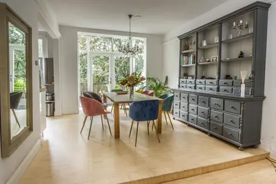 Image de Beau et lumineux | Situé au centre | Verre privé et triple isolé | Grand balcon