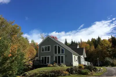 Image de Grande maison moderne avec de belles vues dans les montagnes blanches de Nh